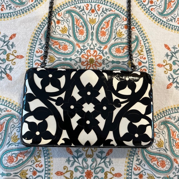 MARY NORTON LADIES BLACK WHITE FLOWERS HARD SHELL CHAIN CLUTCH/HAND BAG-VINTAGE! - Picture 2 of 9
